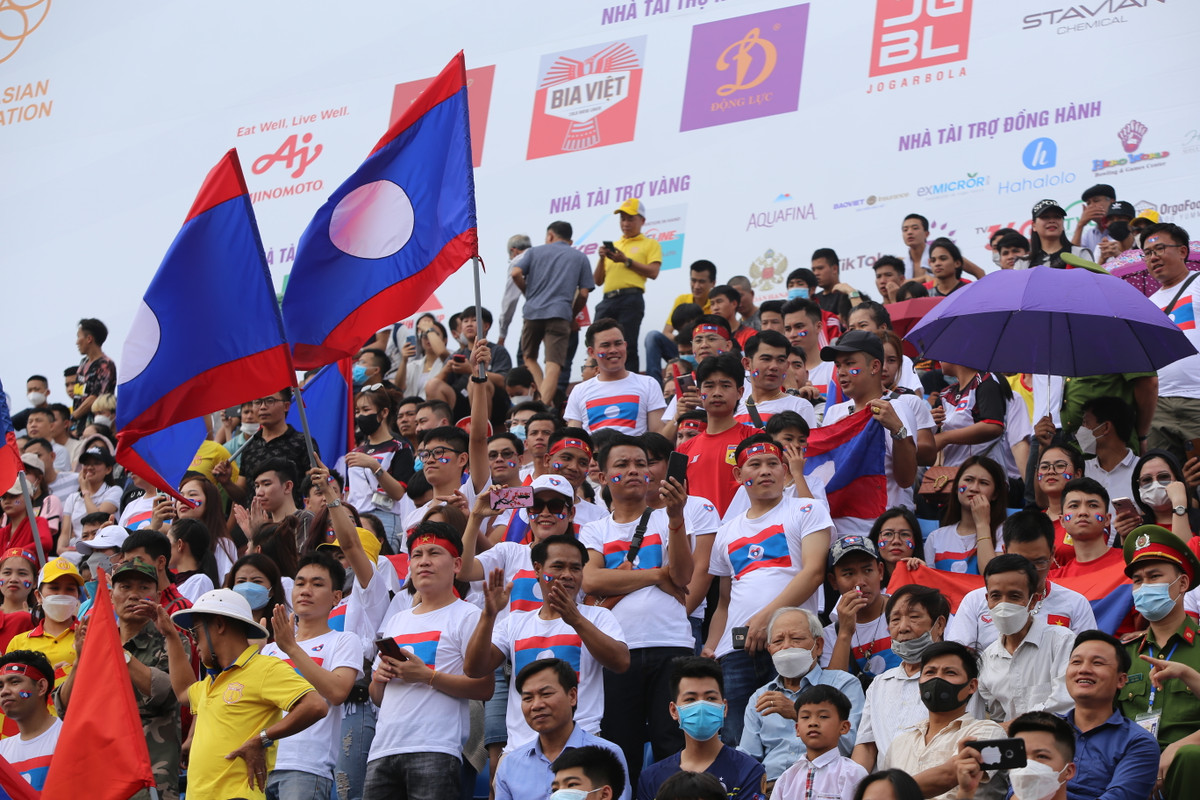Dù diễn ra vào thời gian khá nắng nóng nhưng đã có rất nhiều CĐV Lào và Việt Nam đến ủng hộ 2 đội thi đấu.