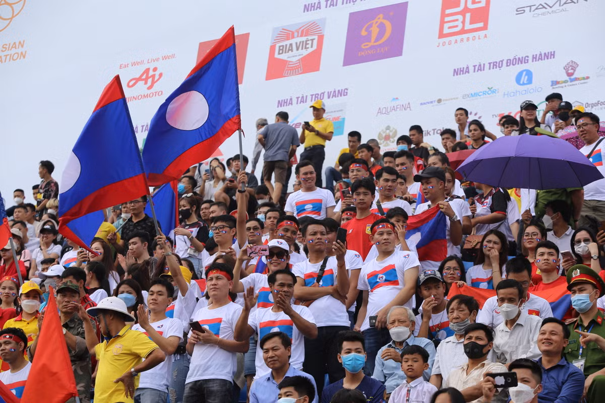 Dù diễn ra vào thời gian khá nắng nóng nhưng đã có rất nhiều CĐV Lào và Việt Nam đến ủng hộ 2 đội thi đấu.