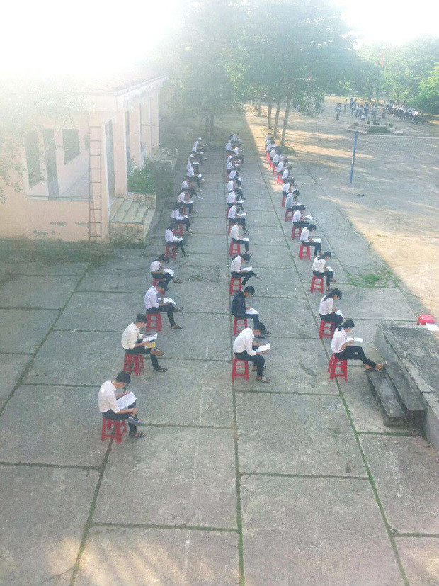 Được biết, việc các học sinh ngồi làm bài giữa sân vốn là hình thức kiểm tra hằng năm của nhà trường, bắt đầu từ lúc áp dụng hình thức thi trắc nghiệm cho kỳ thi THPT Quốc gia.