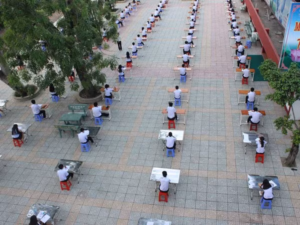 Trước loạt ảnh chụp lại buổi làm bài kiểm tra giữa sân của các bạn học sinh, nhiều cư dân mạng đã để lại bình luận, tỏ ý thích thú với hình thức này.