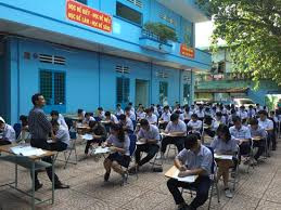 Trước đó, có khá nhiều ngôi trường khác áp dụng cách làm bài kiểm tra tập trung toàn trường. Tuy học sinh được ngồi ghế nhựa, song bài kiểm tra lại vừa cầm trên tay, vừa viết nên ít nhiều sẽ gây khó khăn cho học sinh.