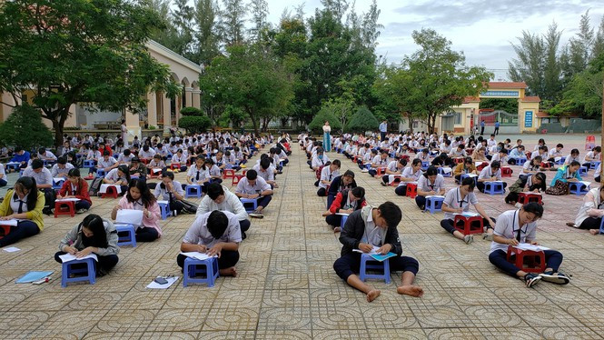 Khoảng cách ngồi dưới sân như vậy sẽ tránh được tình trạng học sinh quay cóp hoặc... mở phao.