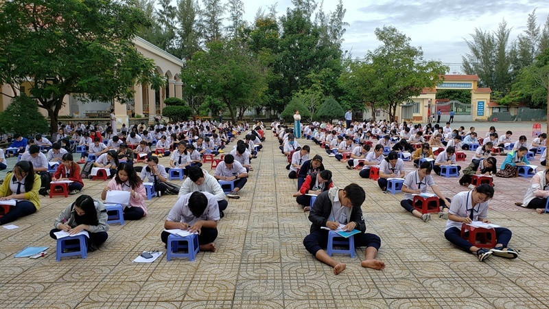 Mới đây, một trường THPT tại Thành phố Hồ Chí Minh đã áp dụng cách thức khá độc đáo khi cho các học sinh ngồi làm bài kiểm tra ngay giữa sân trường và mỗi người phải ngồi cách nhau ít nhất 1,5 mét.