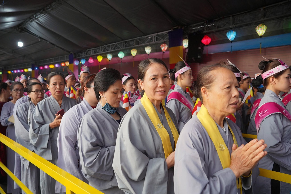 Dòng người xếp hàng dài từ cổng và bên trong chùa Thanh Tâm.