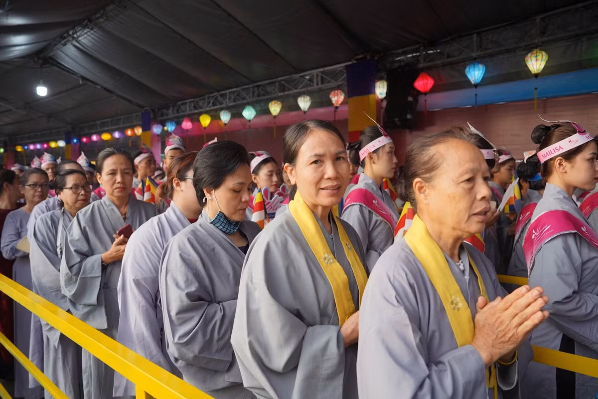 Dòng người xếp hàng dài từ cổng và bên trong chùa Thanh Tâm.