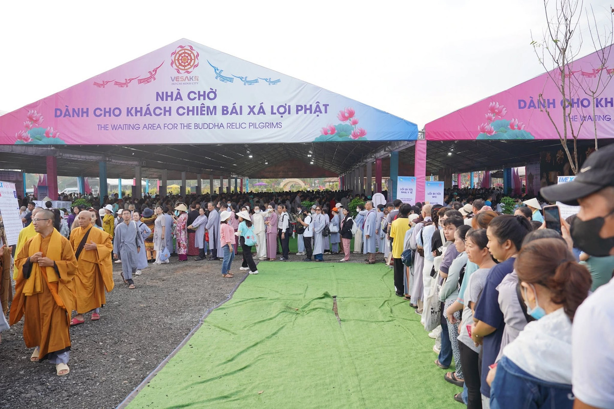 Ban tổ chức đã dựng khá nhiều nhà chờ dành cho người dân và du khách khi đến chiêm bái.