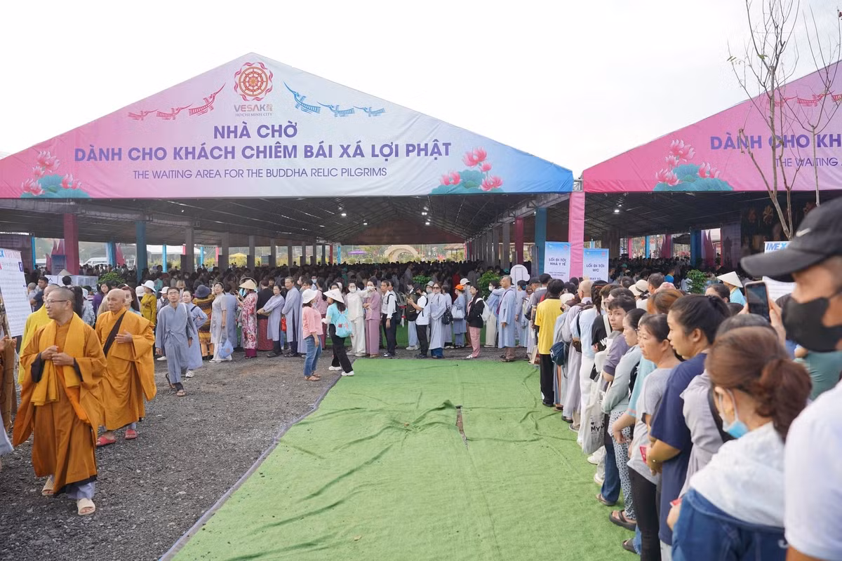 Ban tổ chức đã dựng khá nhiều nhà chờ dành cho người dân và du khách khi đến chiêm bái.