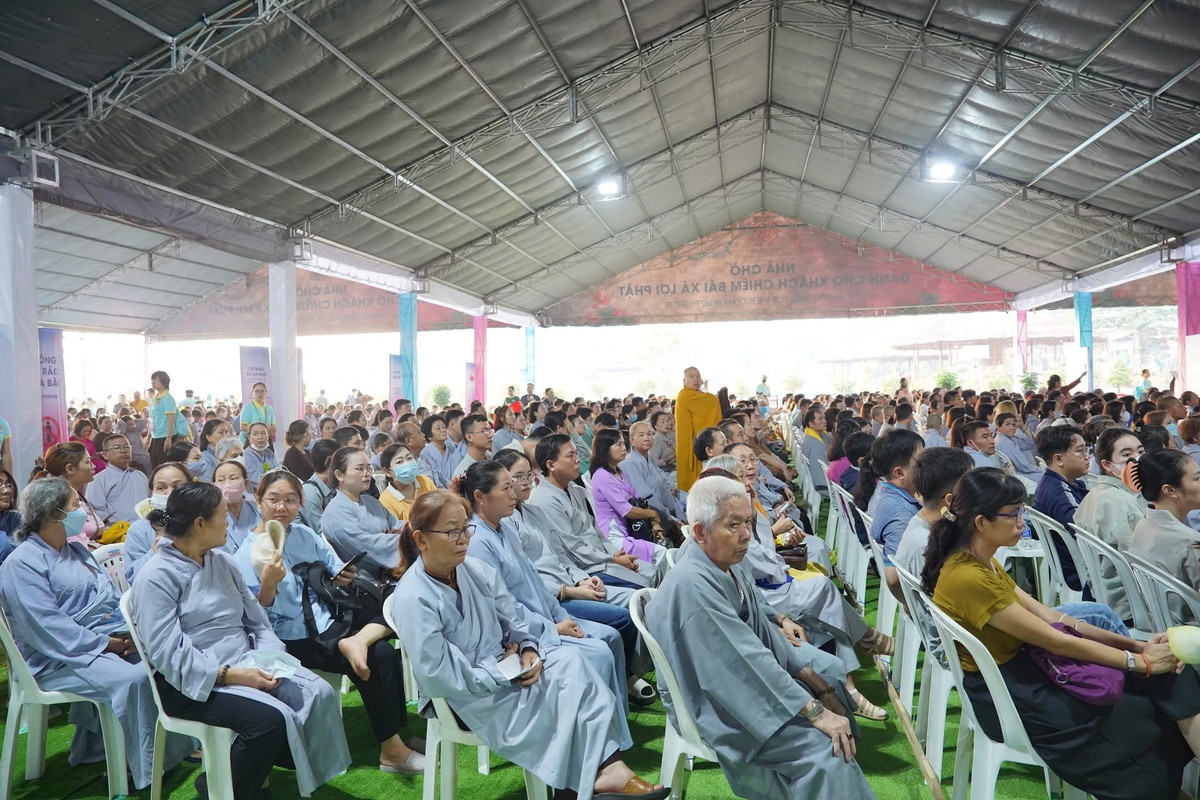 Bên trong khu nhà chờ, các Phật tử ngồi trật tự, trang nghiêm.