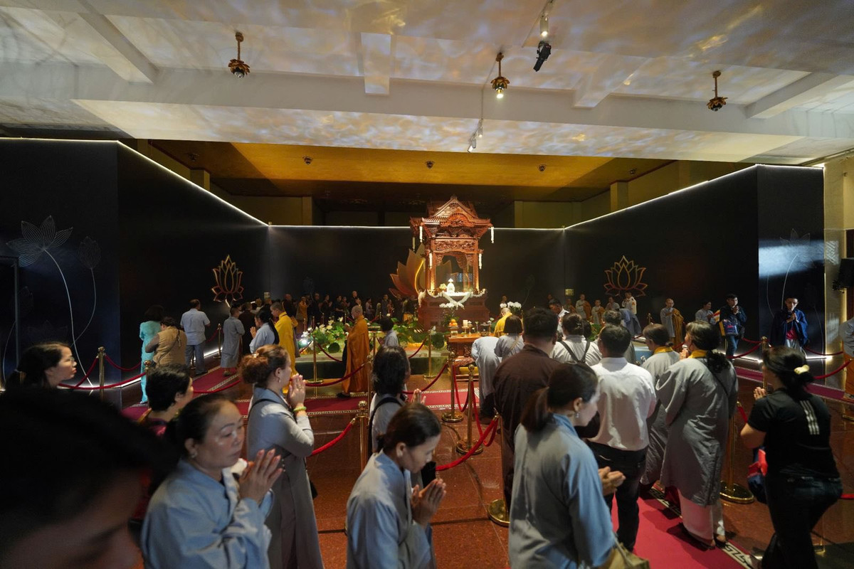 Khi đến lượt, các tăng ni, Phật tử sẽ được hướng dẫn vào bên trong để chiêm bái xá lợi Đức Phật.