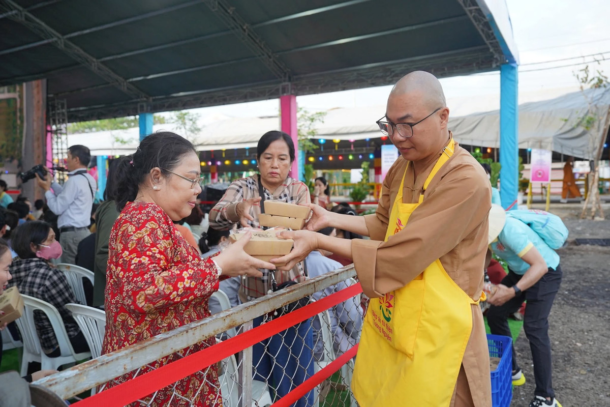Bên cạnh đó những dịch vụ hỗ trợ người dân chiêm bái xá lợi Đức Phật cũng được chuẩn bị chỉnh chu.