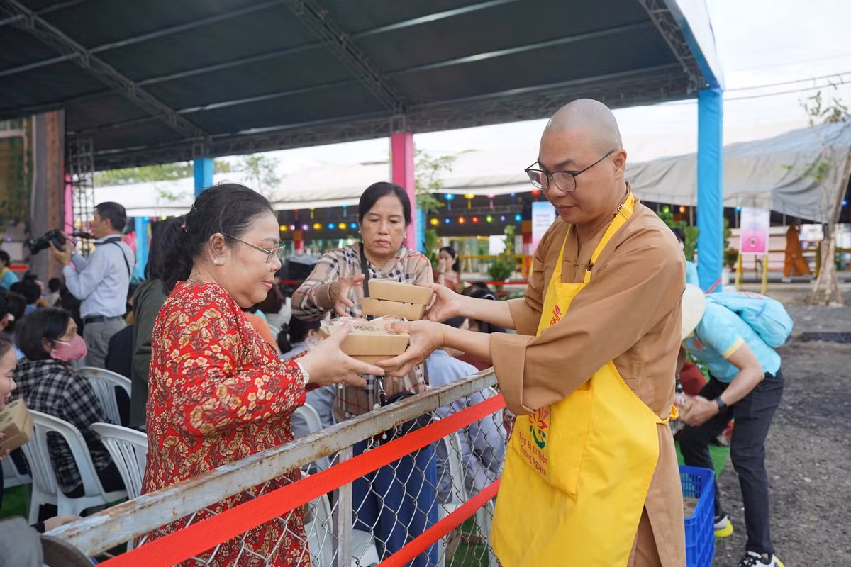 Bên cạnh đó những dịch vụ hỗ trợ người dân chiêm bái xá lợi Đức Phật cũng được chuẩn bị chỉnh chu.
