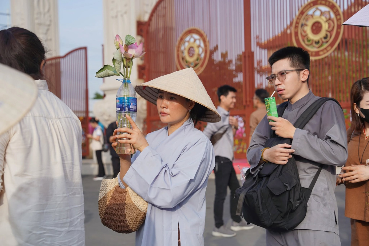 Thời tiết dù có nắng nóng nhưng dòng người xếp hàng rất đông.