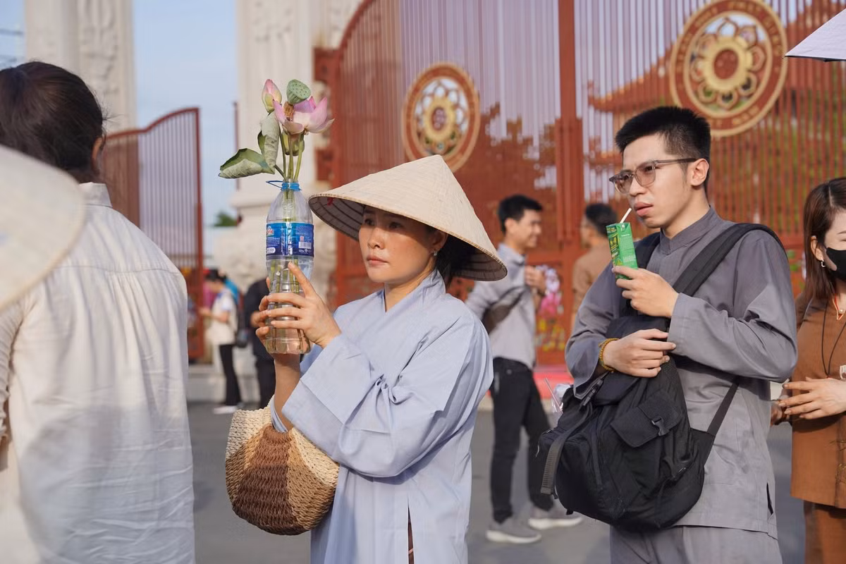 Thời tiết dù có nắng nóng nhưng dòng người xếp hàng rất đông.