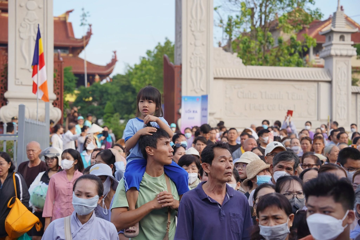Dòng người đông đảo xếp hàng chờ đến lượt để chiêm bái xá lợi Đức Phật.