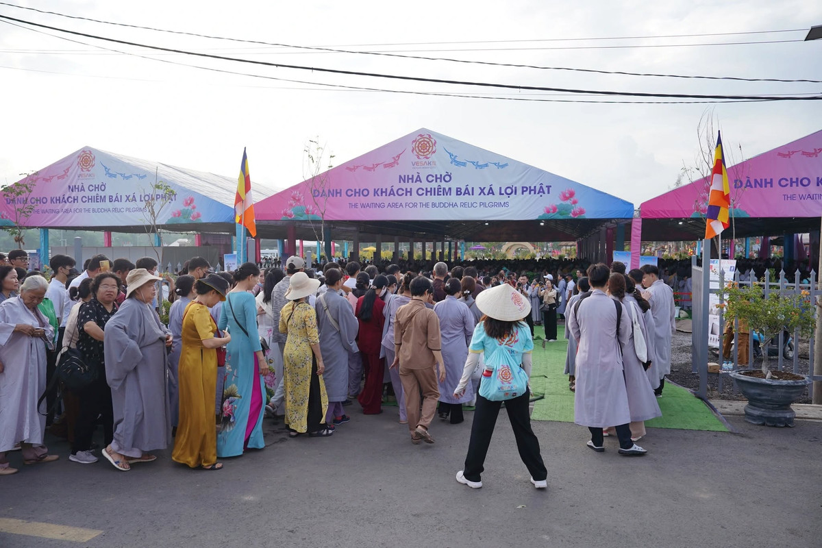 Ngay từ sớm, đã rất đông người đến khu vực Học viện Phật Giáo Việt Nam tại TP Hồ Chí Minh, để chờ chiêm bái xá lợi Đức Phật.