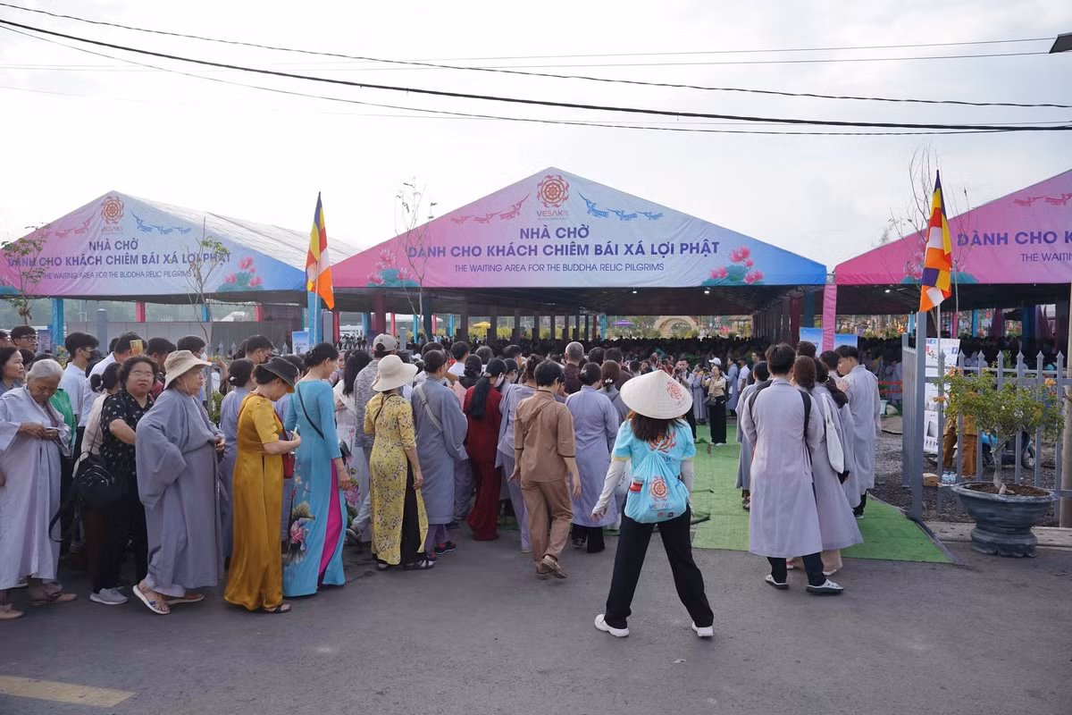 Ngay từ sớm, đã rất đông người đến khu vực Học viện Phật Giáo Việt Nam tại TP Hồ Chí Minh, để chờ chiêm bái xá lợi Đức Phật.