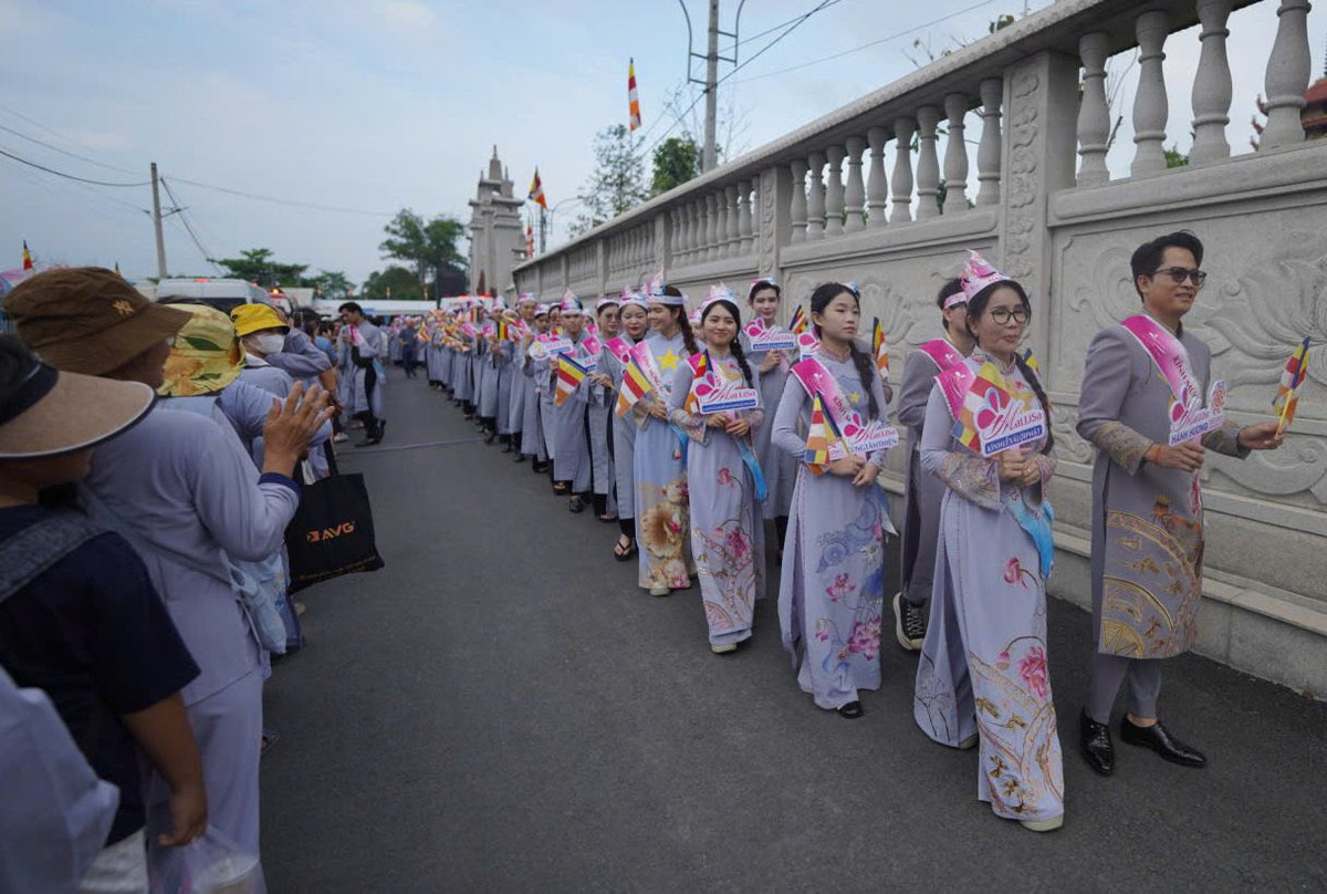 Càng ngày, dòng người xếp hàng chờ chiêm bái xá lợi Đức Phật ngày càng đông.
