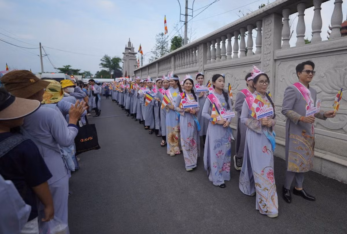 Càng ngày, dòng người xếp hàng chờ chiêm bái xá lợi Đức Phật ngày càng đông.