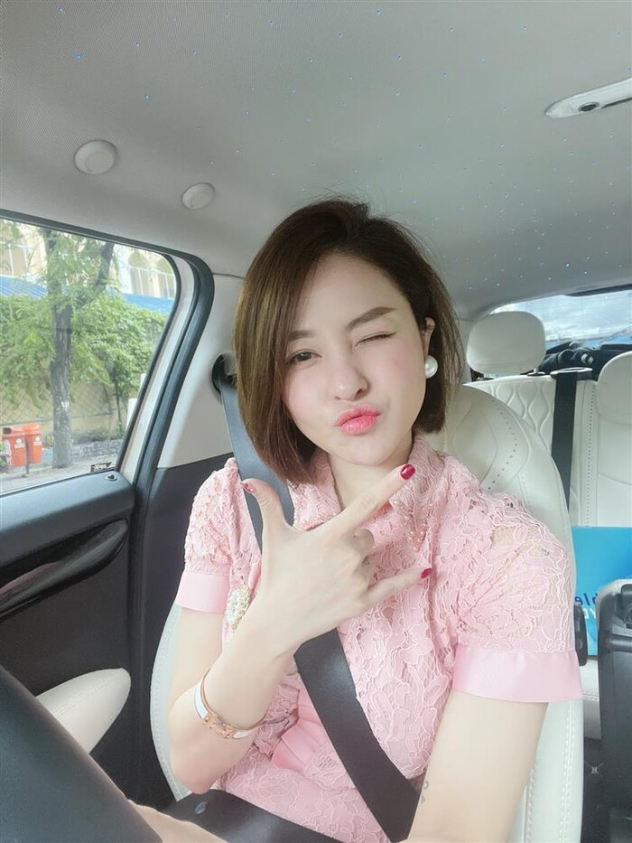 Ngoài lời đáp trả cực gắt, Trâm Anh khiến nhiều người chú ý khi đăng tải bức ảnh "ngón tay thối" (cử chỉ mang tính xúc phạm, khinh bỉ, đồng nghĩa với việc đuổi ai đó cút đi).