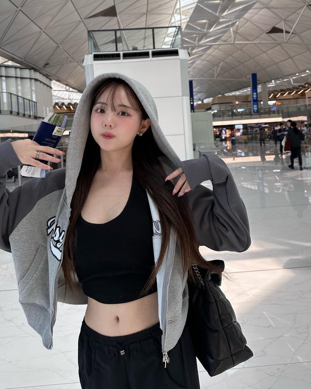 Năm 2014, khi tên tuổi của Hong ngày càng nổi tiếng, thông tin về việc cô mang thai với bạn trai Lee Se-yong gây ra nhiều bàn luận. Tuy nhiên, cô không tránh né trách nhiệm, mà quyết định đối diện và sinh con.