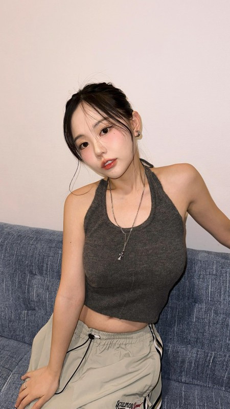 Trong một bài đăng trên Instagram, Hong chia sẻ tình huống dở khóc dở cười mà cô đã trải qua trong chuyến du lịch ở Los Angeles (Mỹ). Cô kể rằng rất nhiều nam sinh cố gắng xin số điện thoại làm quen với cô.