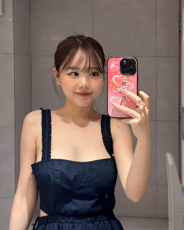 Chia sẻ trên Facebook cá nhân, Hong thể hiện sự mạnh mẽ và quyết đoán của mình, chứng minh rằng tình yêu và sự ủng hộ từ bạn trai đã giúp cô vượt mọi khó khăn.