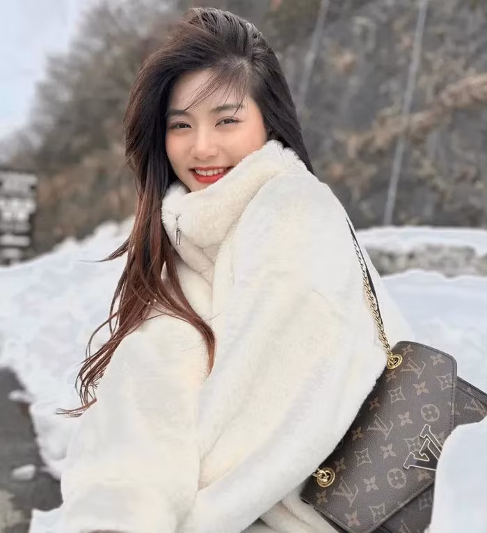 Nam Phương cũng cảm thấy rất sợ mỗi khi gặp thầy cô giáo, côn luôn trong tình trang run rẩy toàn thân, thở dốc.