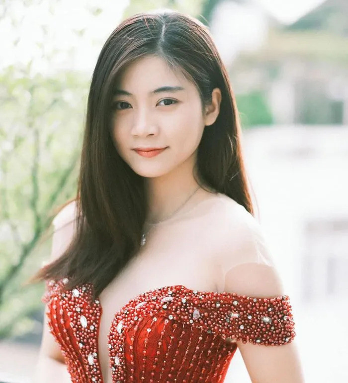 Nam Phương được cộng đồng mạng yêu mến khi những bức ảnh cô mặc áo dài được chia sẻ nhiều trên mạng xã hội vào hồi tháng 4/2017, khi cô đang tham gia lễ kỉ niệm 60 năm thành lập trường THPT Hùng Vương.