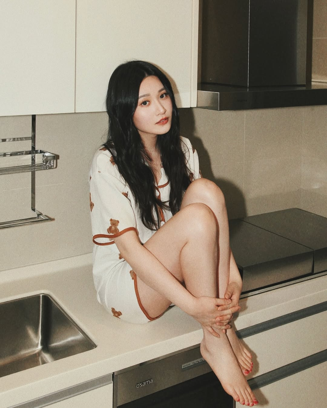 Nữ YouTuber tỏ ra khá buồn khi chia sẻ trợ lý kia đã làm việc cho cô nhiều năm, rất đáng tin và từng được trao nhiều quyền hạn.