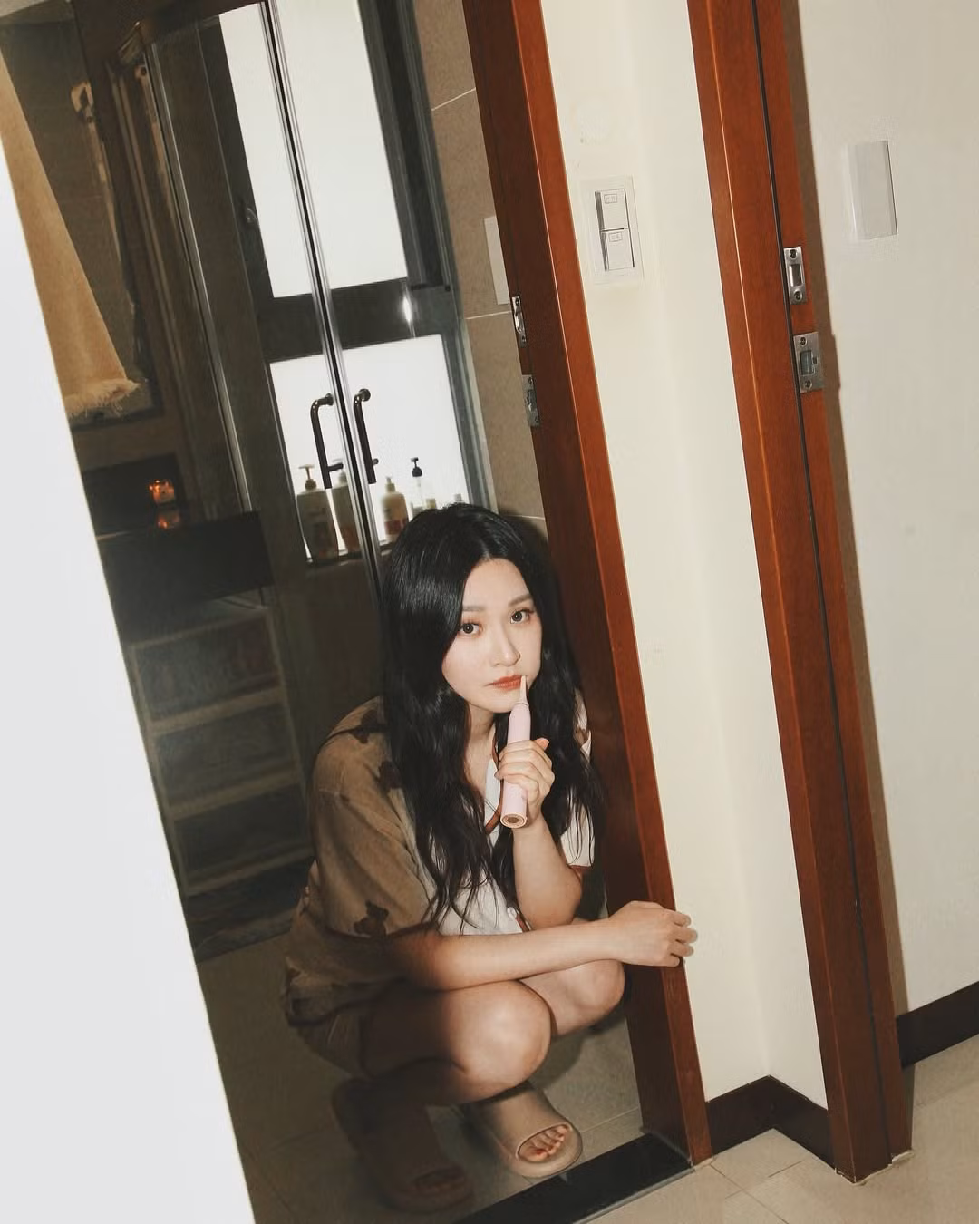 Khi Aries yêu cầu Yumi trả lại số tiền đã vay trước đó (khoảng gần 800 triệu VND), nữ YouTuber thậm chí còn chứng kiến đối phương nổi giận, lao tới tấn công và bóp cổ cô nàng.