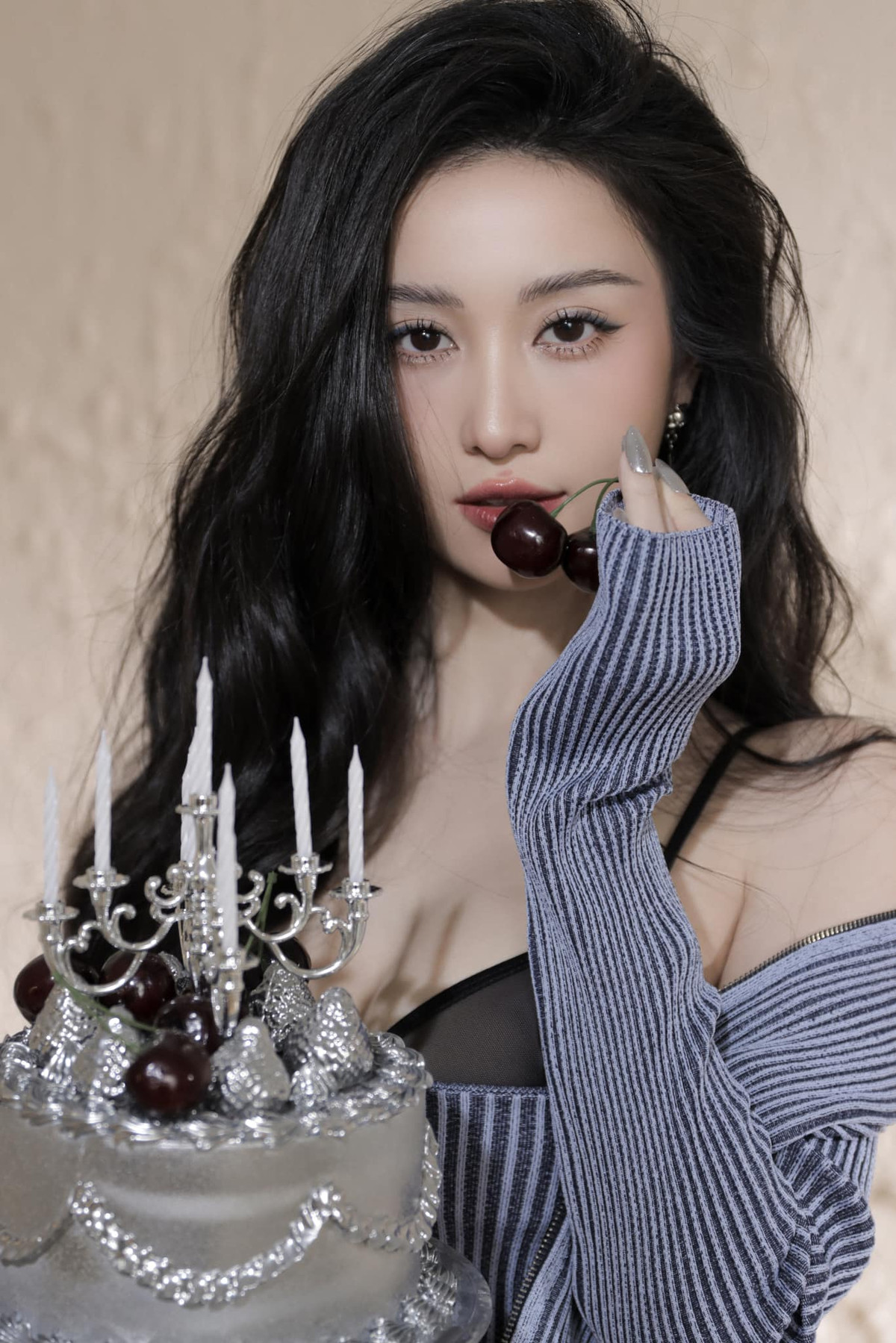 Vóc dáng mảnh dẻ cùng thềm ngực nóng bỏng của người đẹp được tôn lên nhờ kiểu váy xẻ sâu đến rốn không nội y.