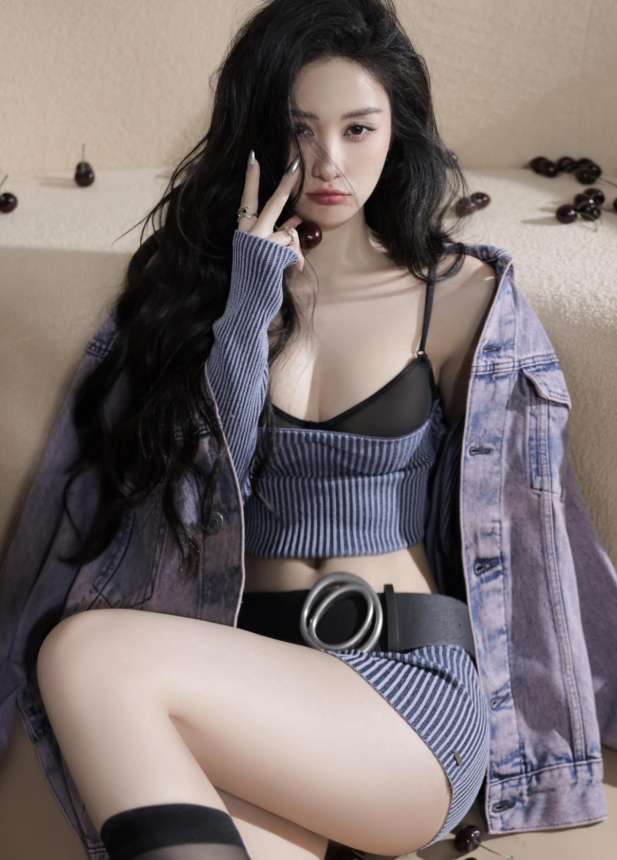 Từ khi 'dao kéo' vòng một, Jun Vũ gắn liền phong cách với các kiểu đồ hở triệt để. Trước đó cô cũng khoe ngực tròn đầy với nội y lả lơi.