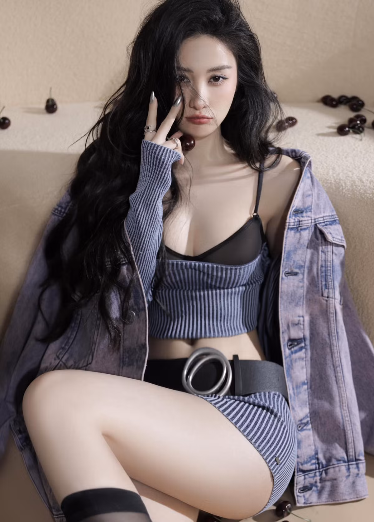 Từ khi 'dao kéo' vòng một, Jun Vũ gắn liền phong cách với các kiểu đồ hở triệt để. Trước đó cô cũng khoe ngực tròn đầy với nội y lả lơi.