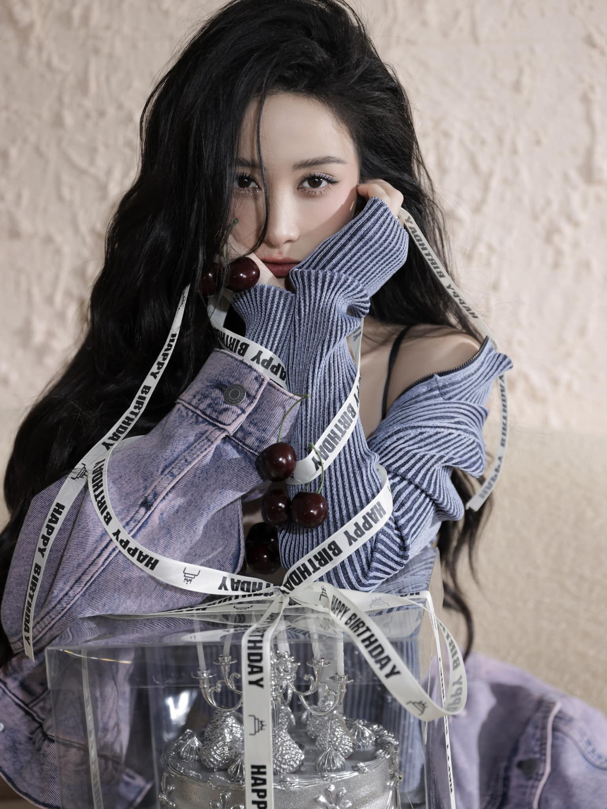 Từ khi công khai việc đụng chạm “dao kéo”, nữ diễn viên thường xuyên đăng ảnh tự tin khoe khuôn ngực “căng tròn”.