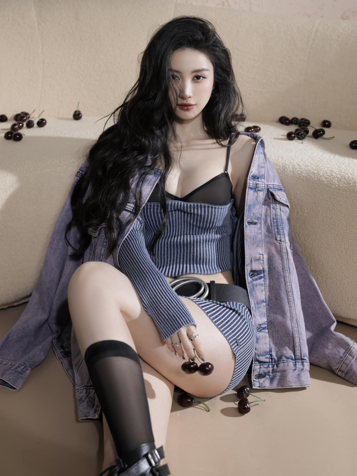 Chưa hết, "hot girl trà sữa" còn mạnh dạn mix chân váy 'không thể ngắn hơn', tạo nên set đồ lạ mắt và quyến rũ để mừng tuổi mới.