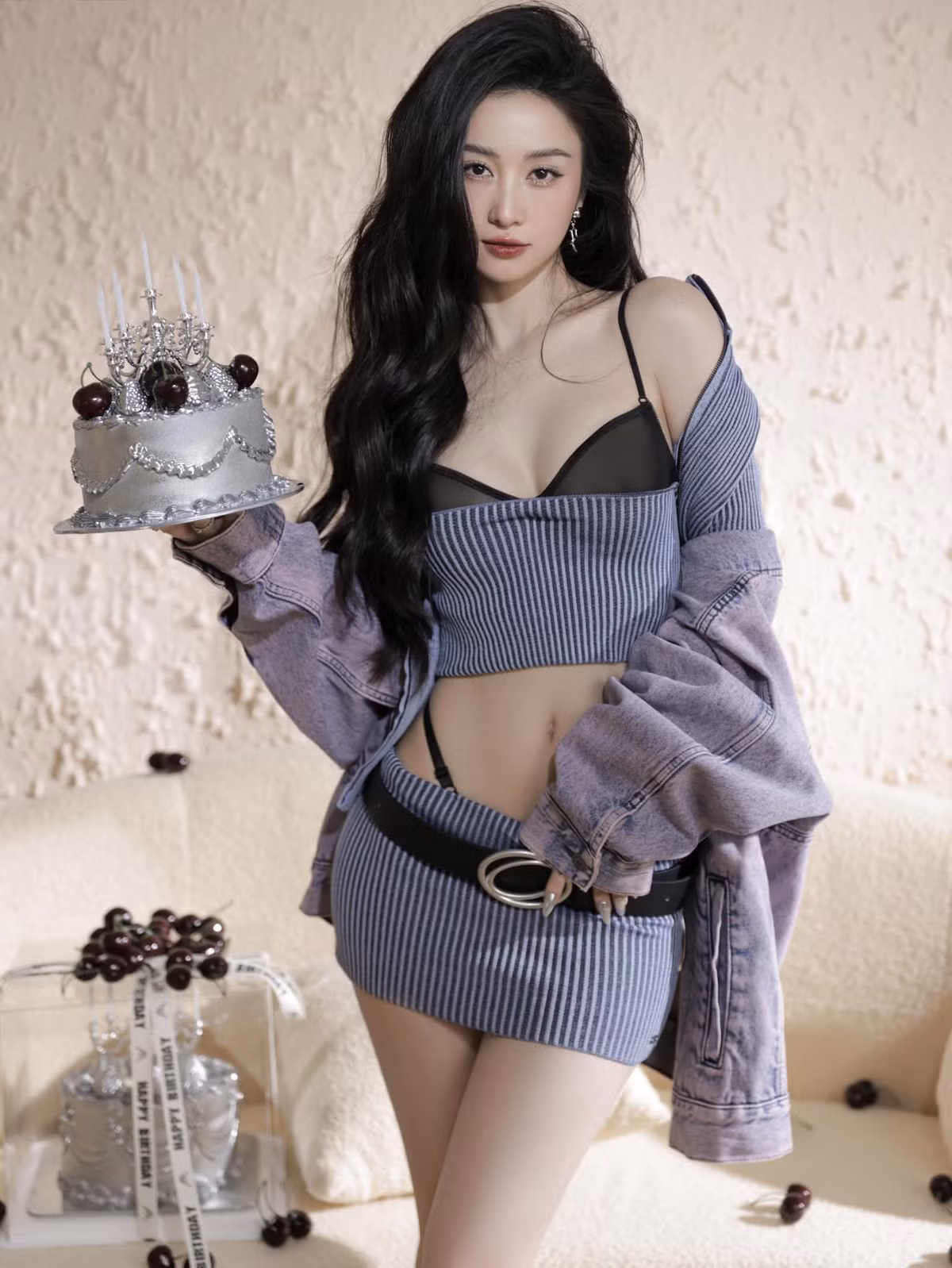 Trong nhiều năm hoạt động nghệ thuật, cô luôn duy trì phong độ với sắc vóc xinh tươi.