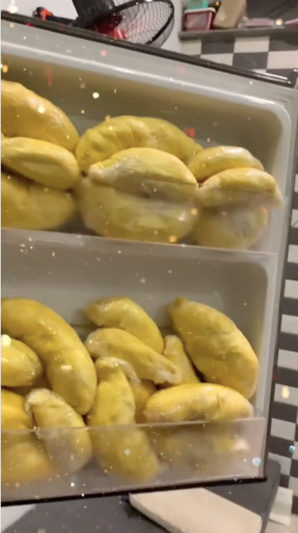 Cụ thể, đoạn clip chỉ dài vỏn vẹn 6 giây, nhưng đã tạo một sự ganh tỵ không hề nhẹ trên cõi mạng khi một chiếc tủ lạnh đầy ắp múi sầu riêng.