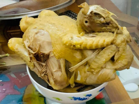 Luộc gà cúng nhưng thành phẩm thì không thể yêu thương nổi.