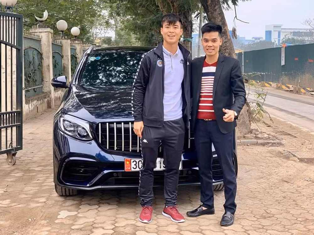 Tuy nhiên, cư dân mạng khi nhìn vào ảnh người điều khiển chiếc SH thì hóm hỉnh cho rằng người này muốn xin chữ ký Duy Mạnh thay vì bắt đền.