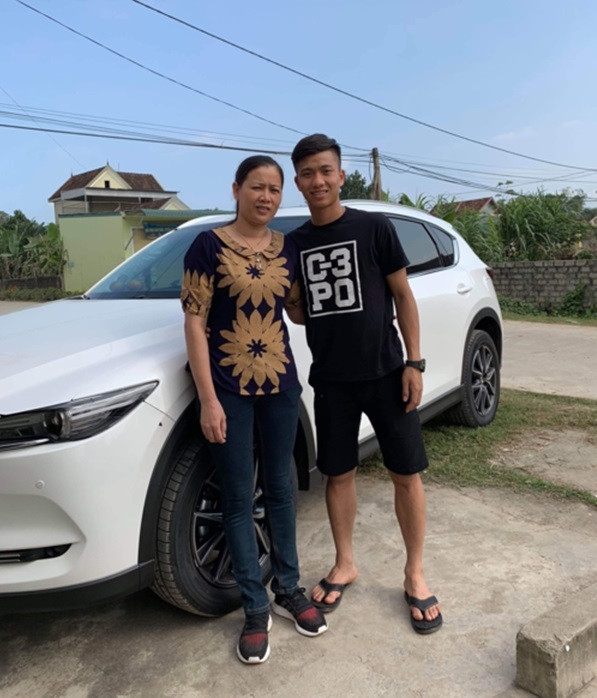 Văn Đức từng hóm hỉnh chia sẻ: "Mẹ em cứ bắt cho xe vào nhà mà cổng thì nhỏ".