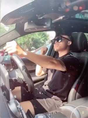 Khoảnh khắc Quang Hải "nhún nhảy" trên xe hơi khiến anh chàng gặp không ít phiền toái thời gian qua.