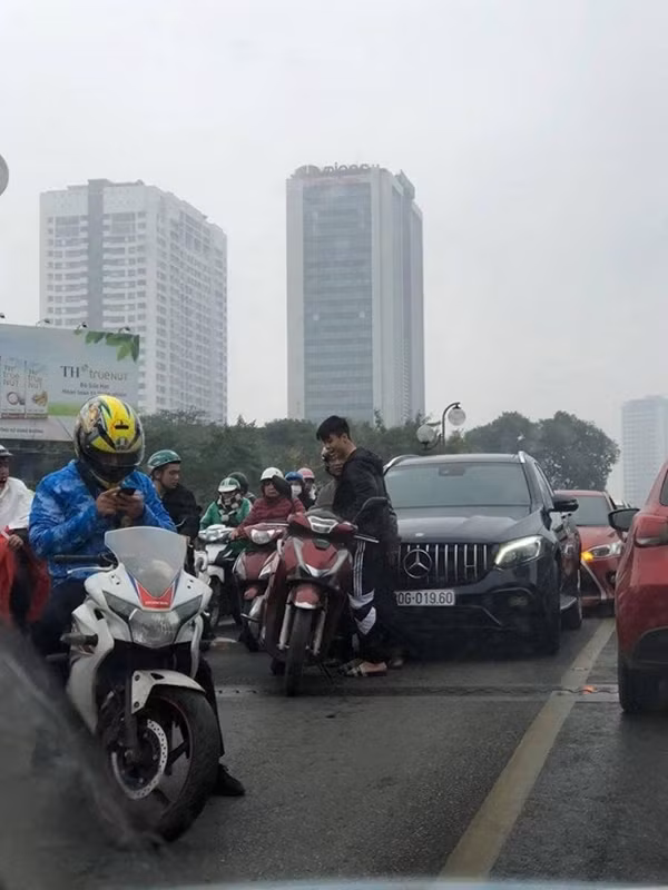 Không lâu sau đó, Duy Mạnh gặp va chạm với xe máy khi đang điều khiển xe trên cầu vượt.