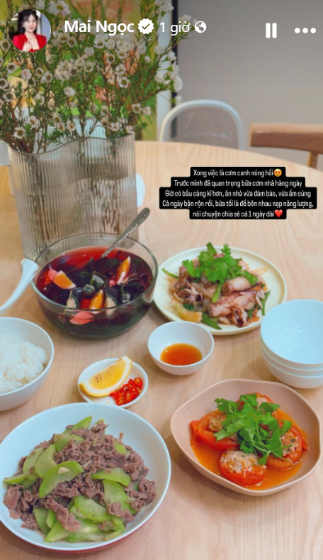 "Xong việc là cơm canh nóng hổi. Trước mình đã quan trọng bữa cơm nhà hằng ngày. Giờ có bầu càng kỹ hơn, ăn nhà vừa đảm bảo, vừa ấm cúng. Cả ngày bận rộn rồi, bữa tối là để bên nhau nạp năng lượng, nói chuyện chia sẻ cả một ngày dài", Mai Ngọc tâm sự.