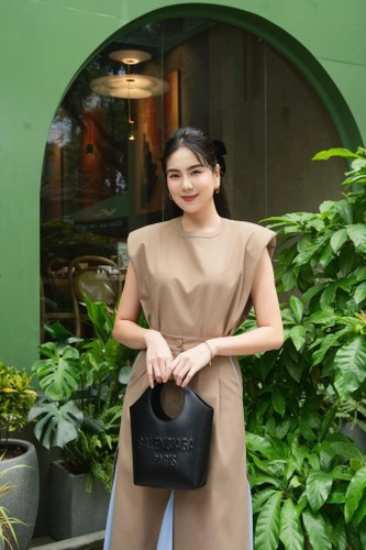 Theo tìm hiểu, ông xã Mai Ngọc là một thiếu gia giàu có đến từ Bắc Giang. Kể từ khi biết mình sắp lên chức mẹ, nữ MC đã tạm nghỉ việc ở VTV, dành thời gian chăm sóc bản thân và chuẩn bị đón con đầu lòng.