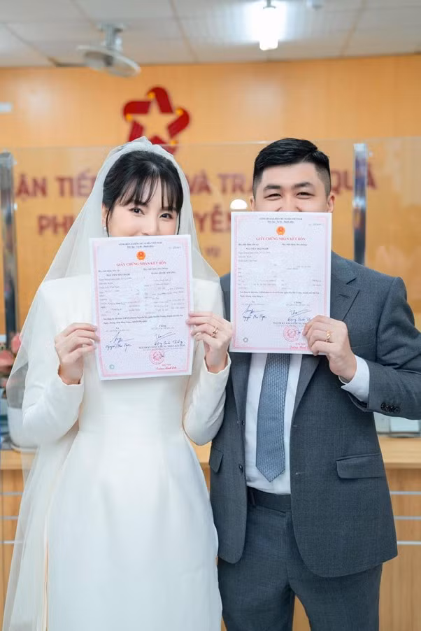 Trước đó, vào sáng 31/12/2024, MC Mai Ngọc bất ngờ công khai loạt ảnh trong lễ dạm ngõ và đăng ký kết hôn với chồng doanh nhân.