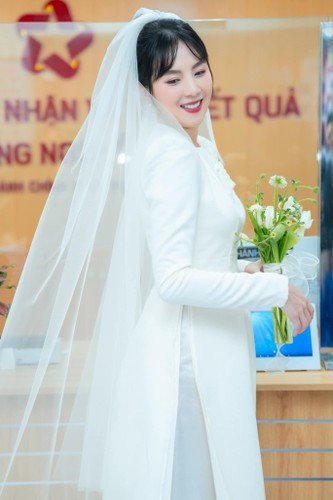 Trong ngày trọng đại, Mai Ngọc diện chiếc áo dài trắng, khuôn mặt toát lên niềm hạnh phúc.