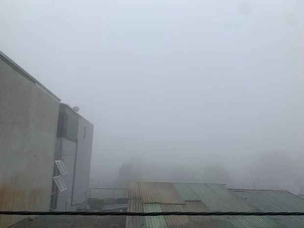 Đường phố tại Hà Nội chìm trong sương mù khiến tầm nhìn giảm, nhiều tài xế phải bật đèn pha để di chuyển an toàn.