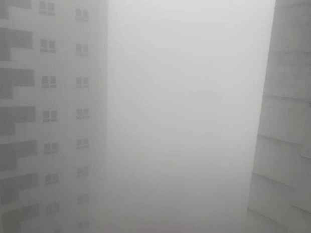 Phóng tầm mắt ra xa cũng chỉ nhìn thấy sương mù dày kín.