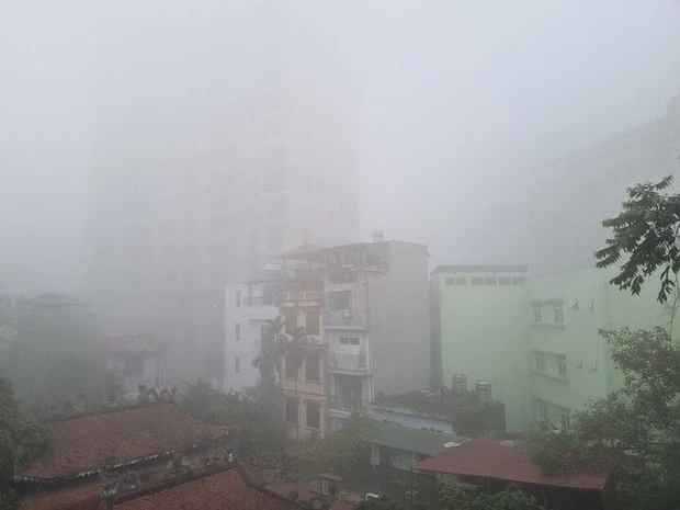 Cả thành phố như bị “nuốt chửng” trong màn sương dày đặc khiến nhiều người ví von Hà Nội như Sapa, Tam Đảo…
