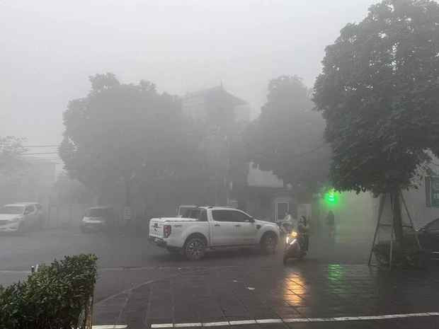 "Đây là hình ảnh chụp lúc 6h30 sáng nay từ ban công nhà tôi", tác giả bức ảnh viết.